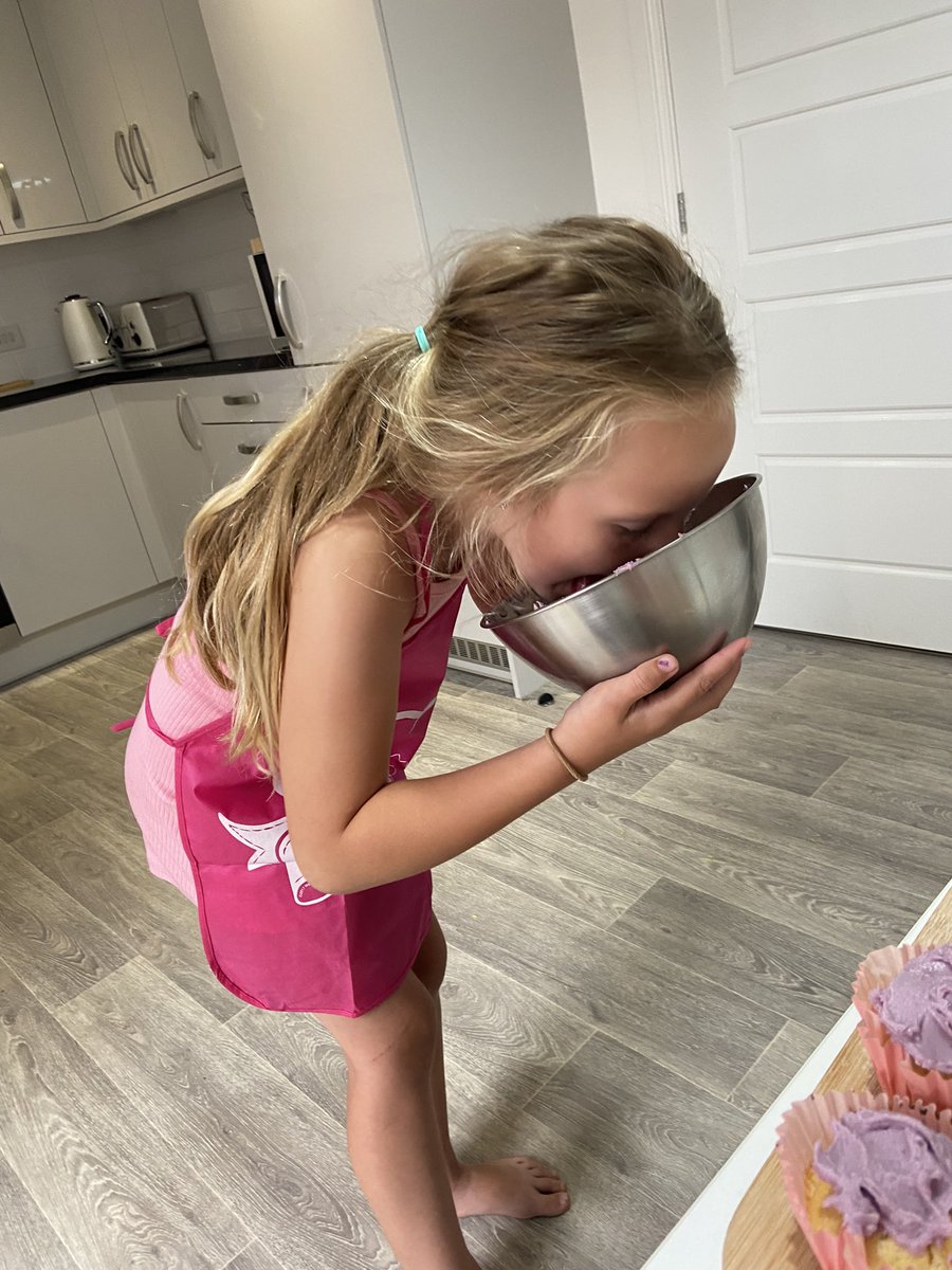 VickiWainw's tweet photo. #bakingday #lickthebowl #bestbit 🧁 👧 💗 https://t.co/hAvQvot5dK