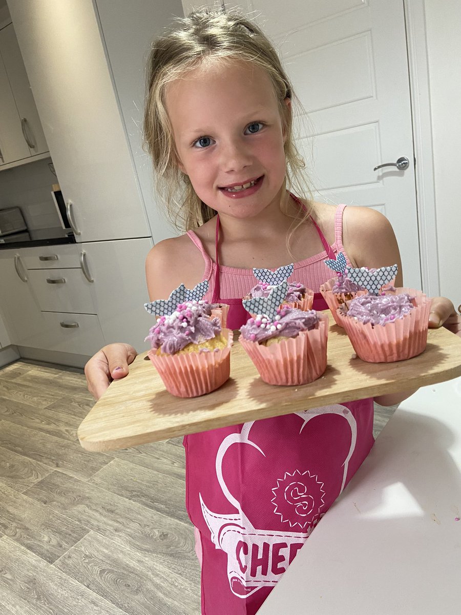 VickiWainw's tweet photo. #bakingday #lickthebowl #bestbit 🧁 👧 💗 https://t.co/hAvQvot5dK