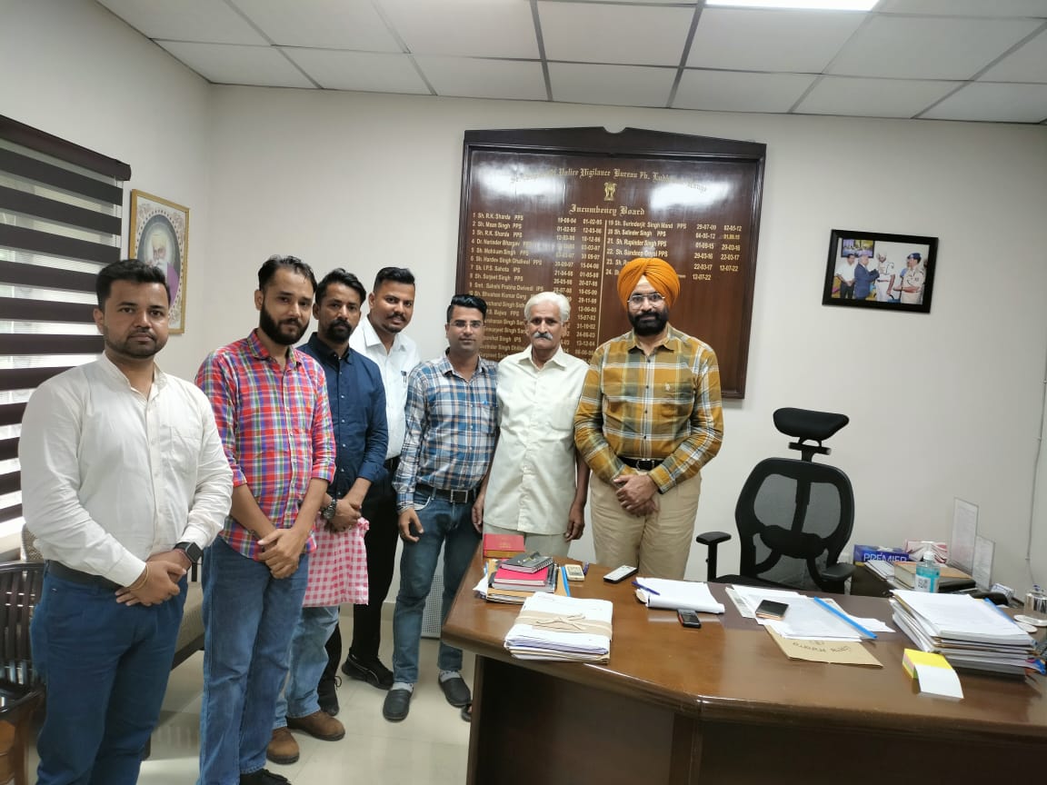 SammarChawla's tweet photo. आज लुधियाना एसएसपी विजिलेंस ब्यूरो स. रविंदर पाल सिंह संधू जी से मुलाकात हुई और कुछ चीजों पर विशेष विचार किए गए l https://t.co/T8YvIwH9KQ