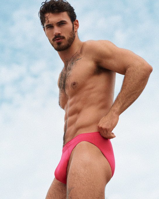 real men wear pink https://t.co/HwyRmV7Yn7