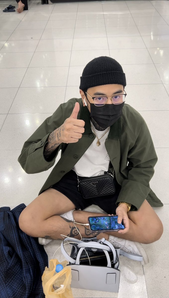YeanyeanChiang's tweet photo. So many fans today, but waiting at the wrong gate (gate9) 🥹 including this fanboy (his 1st time of this experience) Have a safe flight btw 💗 see you next time @shxx131bi131 https://t.co/JkKWaJCdMi