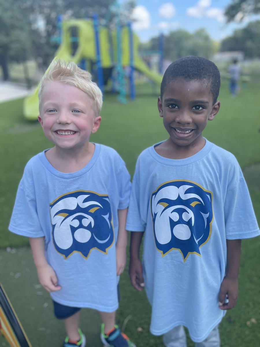GrandviewCSD4's tweet photo. First graders Dominic and Riker are twinning today! #GC4FirstDay #WelcomeBackBulldogs https://t.co/6FNS001i4B
