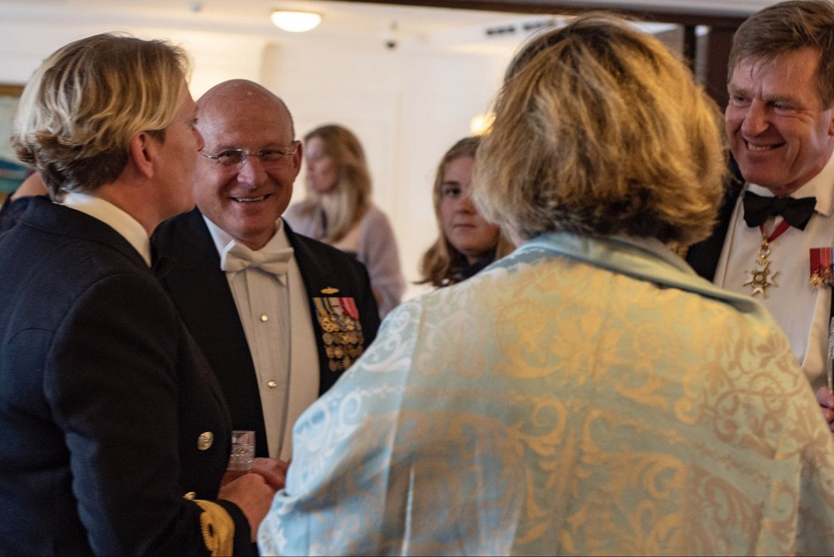 NavyLookout's tweet image. 🇺🇸🇬🇧Head of the @USNavy Admiral Gilday hosted by @FirstSeaLord for meetings in the UK.

Visited #LondonTechBridge MoD HQ, an Astue class submarine in Faslane and @EdinburghTattoo
 
royalnavy.mod.uk/news-and-lates…