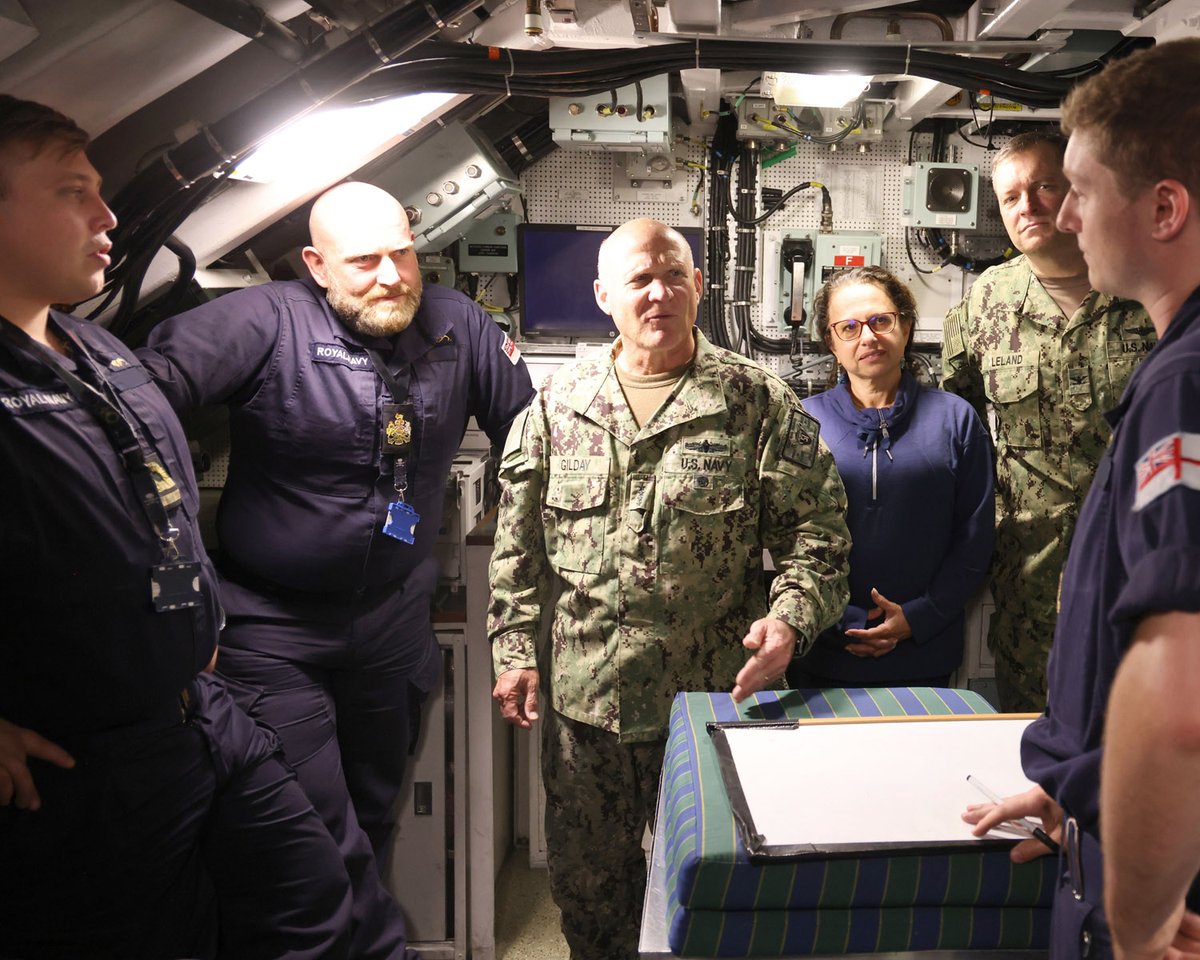 NavyLookout's tweet image. 🇺🇸🇬🇧Head of the @USNavy Admiral Gilday hosted by @FirstSeaLord for meetings in the UK.

Visited #LondonTechBridge MoD HQ, an Astue class submarine in Faslane and @EdinburghTattoo
 
royalnavy.mod.uk/news-and-lates…