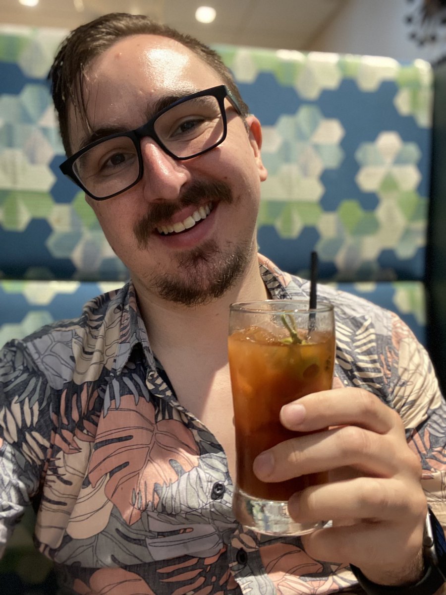 tkerbavaz's tweet photo. Cheers! #AVSelfie #FrequentFlier #EasyAsSMF https://t.co/C7J5AwtMDy