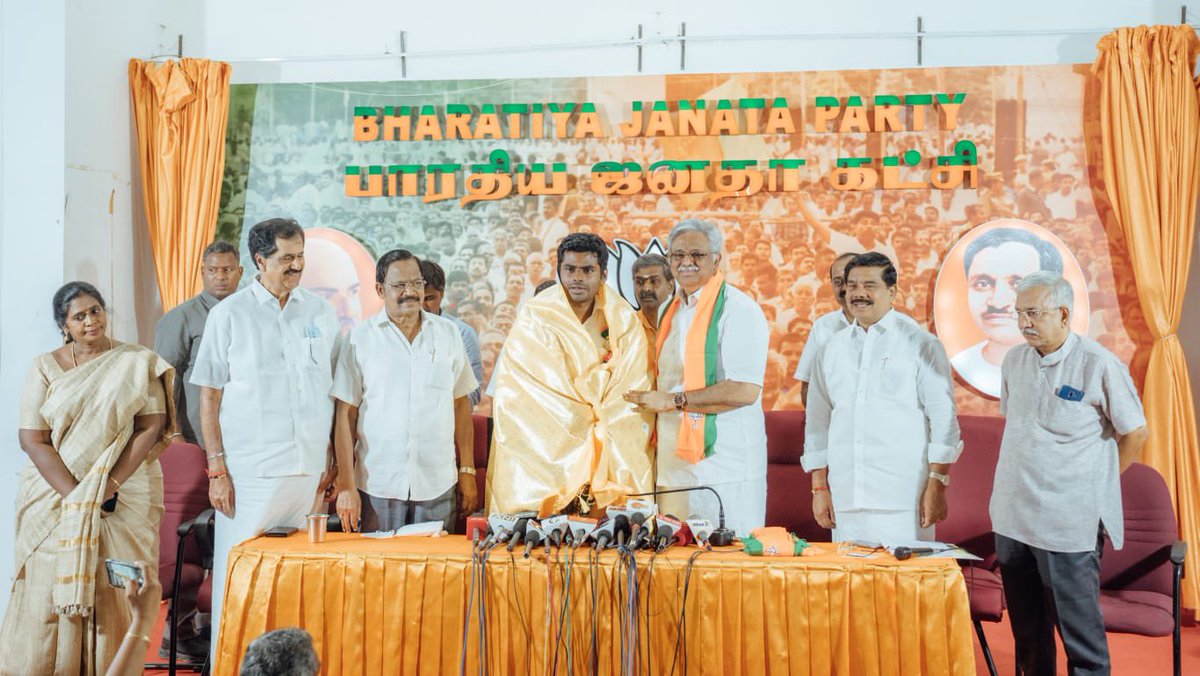 annamalai_k's tweet image. நமது பாரத பிரதமர் திரு @narendramodi அவர்களின் வலுவான சமூக சிந்தனைகளை செயல்படுத்திட திரு @RaArjunamurthy அவர்கள் தன்னை இன்று @BJP4TamilNaduவில் இணைத்துக் கொண்டதில் பெருமகிழ்ச்சி.  

அவரது மக்கள் பணி சிறக்க வாழ்த்துகிறோம்.