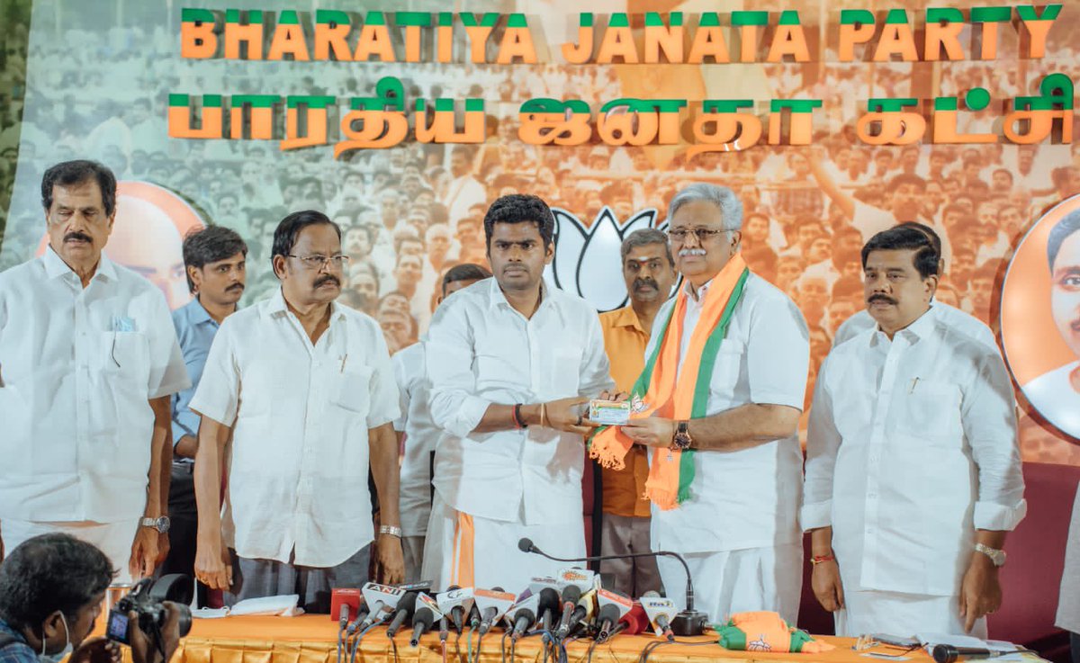 annamalai_k's tweet image. நமது பாரத பிரதமர் திரு @narendramodi அவர்களின் வலுவான சமூக சிந்தனைகளை செயல்படுத்திட திரு @RaArjunamurthy அவர்கள் தன்னை இன்று @BJP4TamilNaduவில் இணைத்துக் கொண்டதில் பெருமகிழ்ச்சி.  

அவரது மக்கள் பணி சிறக்க வாழ்த்துகிறோம்.