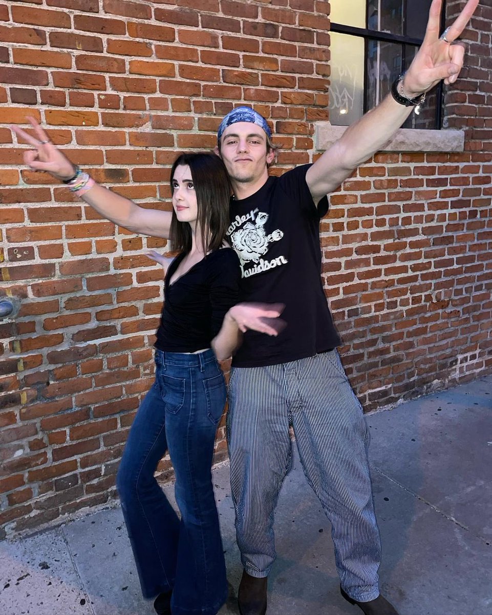 Ross Lynch and Laura Marano reunite in new photos., image size:961x1200