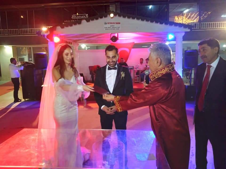 skbld's tweet photo. Belediye Başkanımız Sayın Memiş Çelik, Yağmur ve Cem çiftinin nikah akdini gerçekleştirerek genç çifte iki cihanda saadetler diledi. https://t.co/foGnijm4qR