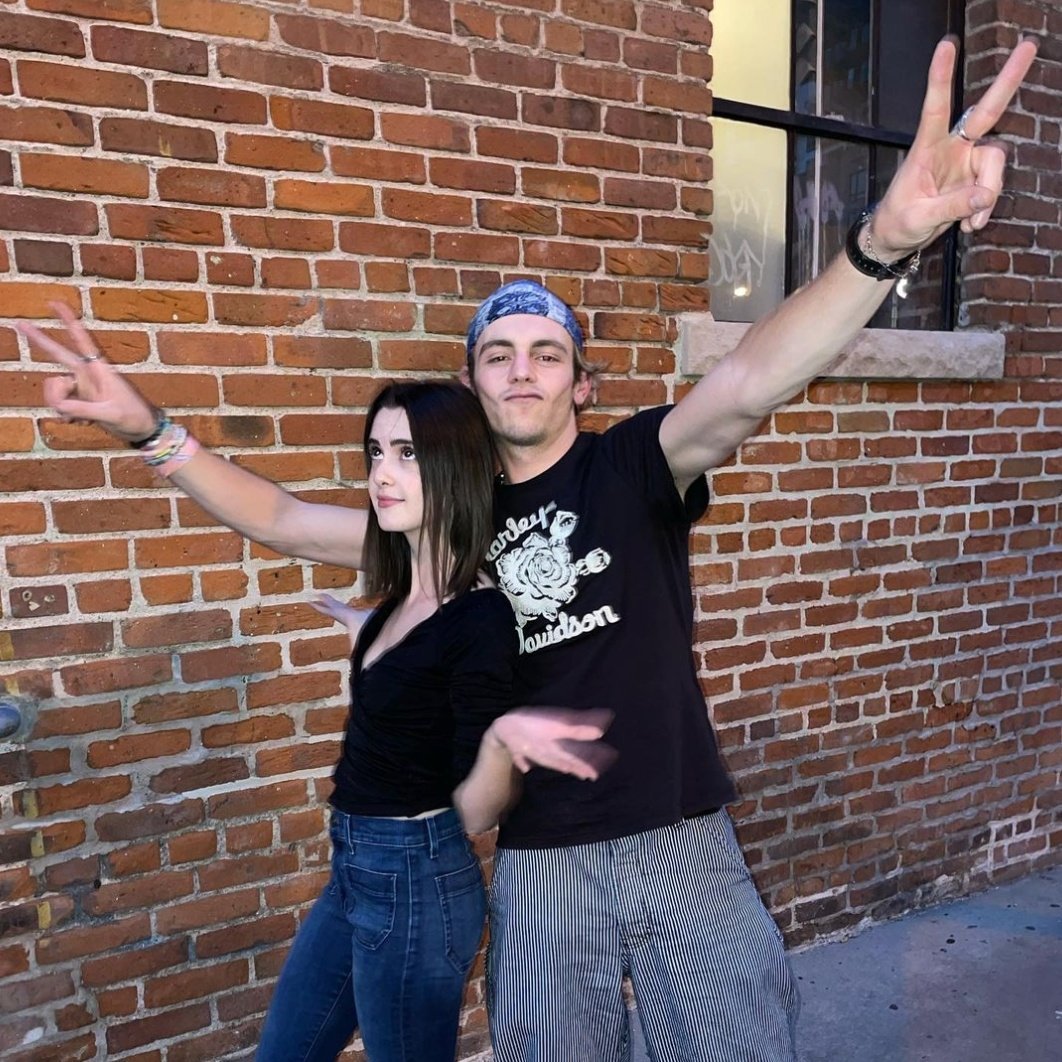 Laura Marano e Ross Lynch, de Austin \u0026 Ally, reunidos., image size:1062x1062