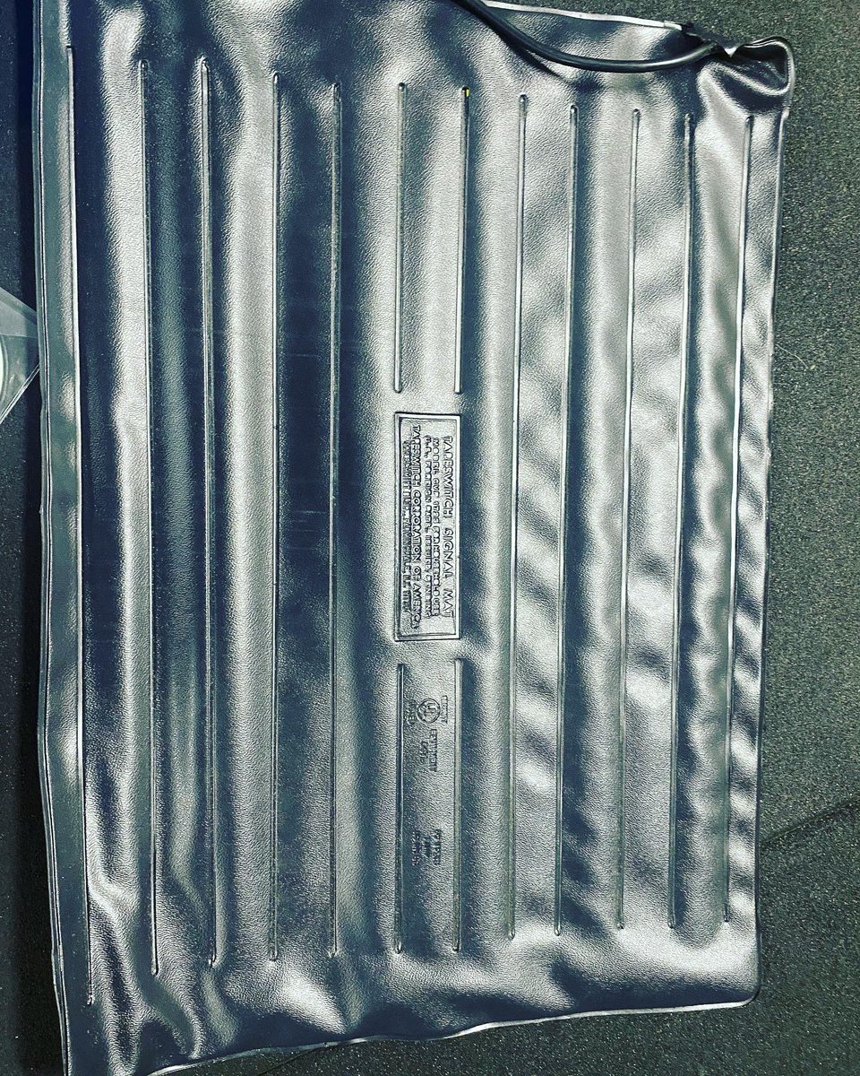 QuayFitness's tweet image. FOR SALE - One Absolute mind cond never used FSL Jumpmat. Bought two originally. These are retailing for £750 sterling! I’m looking for a lot less. (Ireland only) 

#jumpmat