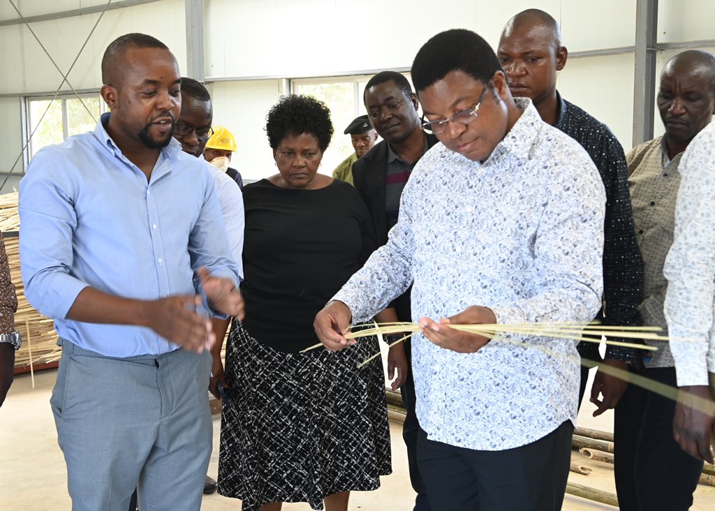 TZWaziriMkuu's tweet photo. Waziri Mkuu @KassimMajaliwa_ leo Agosti 22, 2021 ametembelea kiwanda cha kutengeneza vijiti vya meno ‘Toothpicks’ cha Jwapano Bamboo kilichopo Ruangwa Mkoani Lindi, Agosti 22, 2022. Kiwanda hicho kinamilikiwa na Mtanzania mzalendo Bw. Baraka Peneza. https://t.co/bGqQkLNRlY