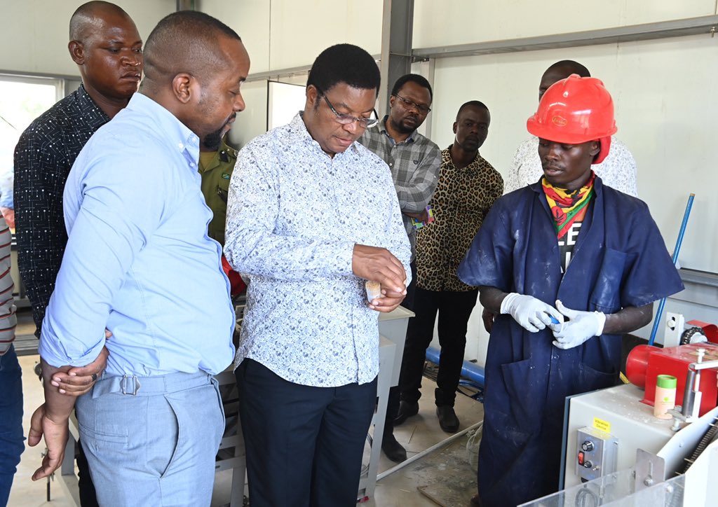 TZWaziriMkuu's tweet photo. Waziri Mkuu @KassimMajaliwa_ leo Agosti 22, 2021 ametembelea kiwanda cha kutengeneza vijiti vya meno ‘Toothpicks’ cha Jwapano Bamboo kilichopo Ruangwa Mkoani Lindi, Agosti 22, 2022. Kiwanda hicho kinamilikiwa na Mtanzania mzalendo Bw. Baraka Peneza. https://t.co/bGqQkLNRlY