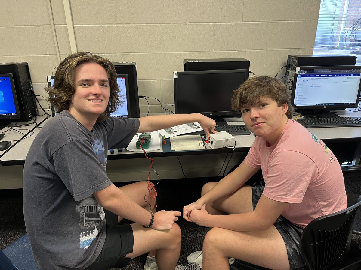 THSRoboticsPLTW's tweet image. #TISD_CTE students are building their first circuit! I ❤️ how this year is starting off!! #TISDTHS