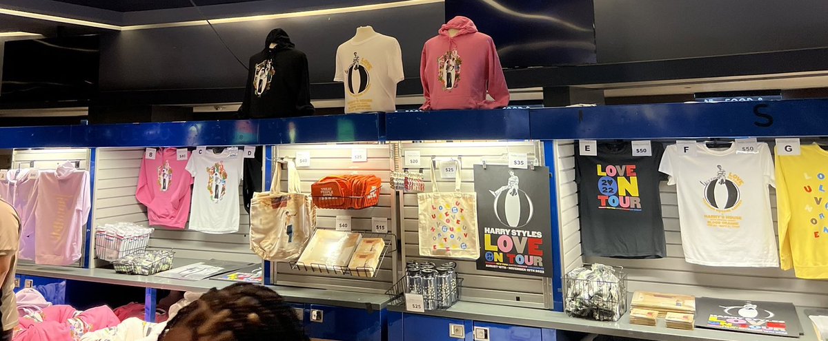 faithpopculture's tweet image. 💕HARRY STYLES LOVE ON TOUR MERCH GIVEAWAY💕

In honor of Harry’s MSG residency, the winner will get to choose a merch item from the NYC shows!! 

-pls like/rt
-pls follow me @faithharrylove 
-pls reply w/ which item u would want!!

INTERNATIONAL AND ENDS 9/1!!