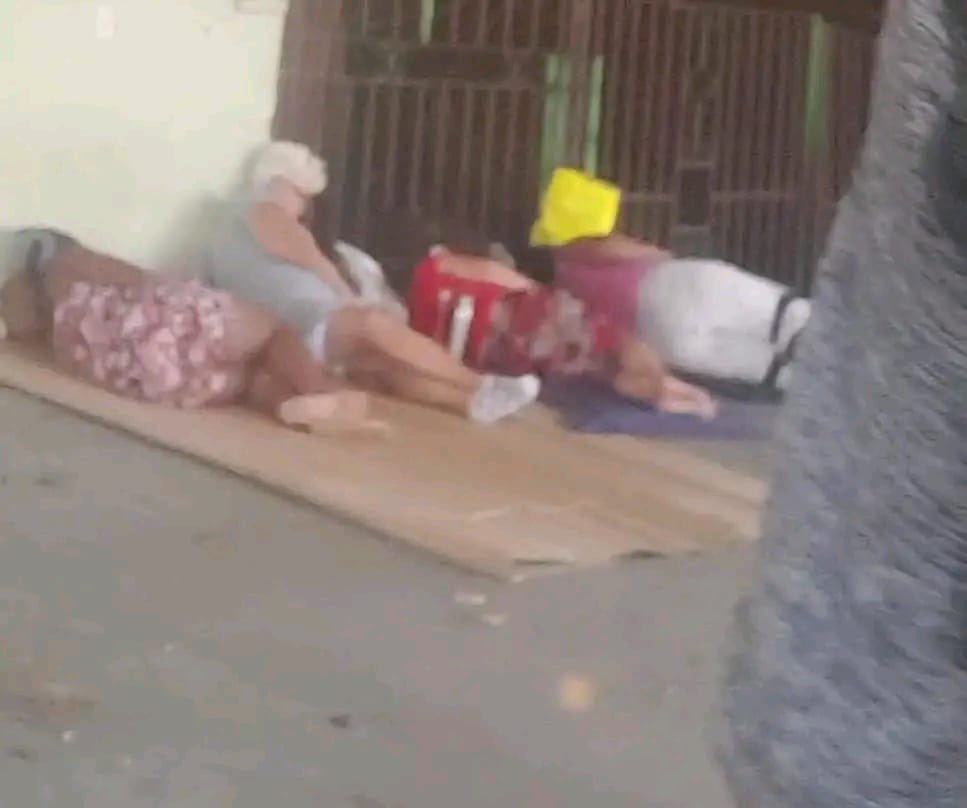 albertfonse11j's tweet photo. Aunque parecen mendigos son señoras mayores durmiendo en los portales haciendo cola .
Que tristes que nuestras ancianos pasen todas estas calamidades 🤬🇨🇺 https://t.co/d1vO7X2iKT