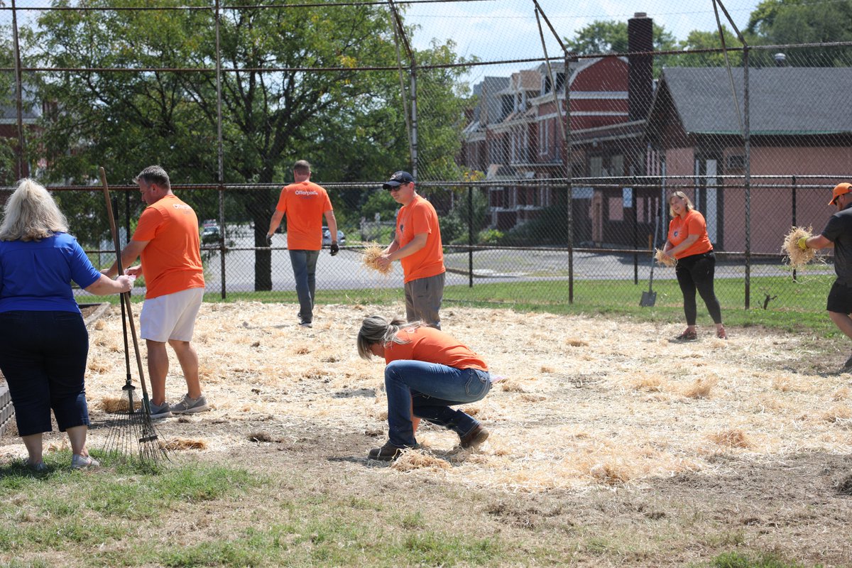 KMOV's tweet photo. Thank you, @Offerpad for putting the final touches on the #PlaygroundProject ahead of this afternoon's ribbon cutting! 

Learn more about the Playground Project: https://t.co/C1vw7CnBPh https://t.co/v6xyNnNEKu