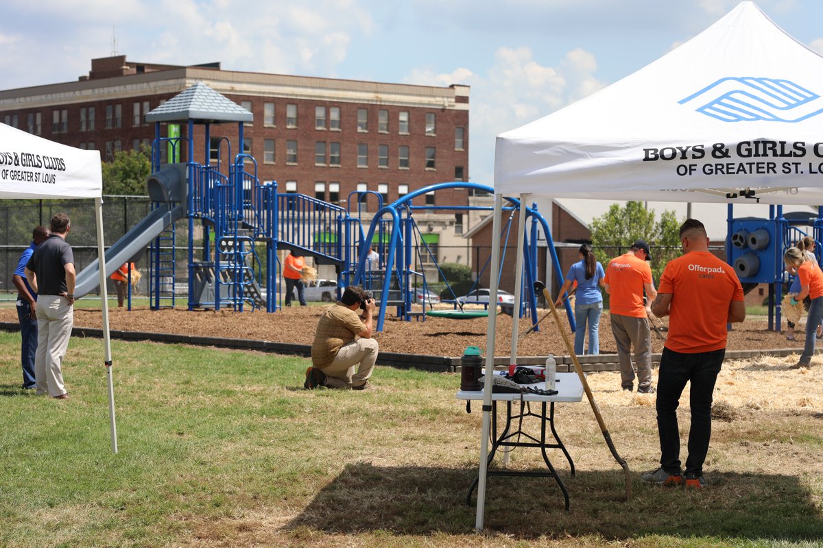 KMOV's tweet photo. Thank you, @Offerpad for putting the final touches on the #PlaygroundProject ahead of this afternoon's ribbon cutting! 

Learn more about the Playground Project: https://t.co/C1vw7CnBPh https://t.co/v6xyNnNEKu