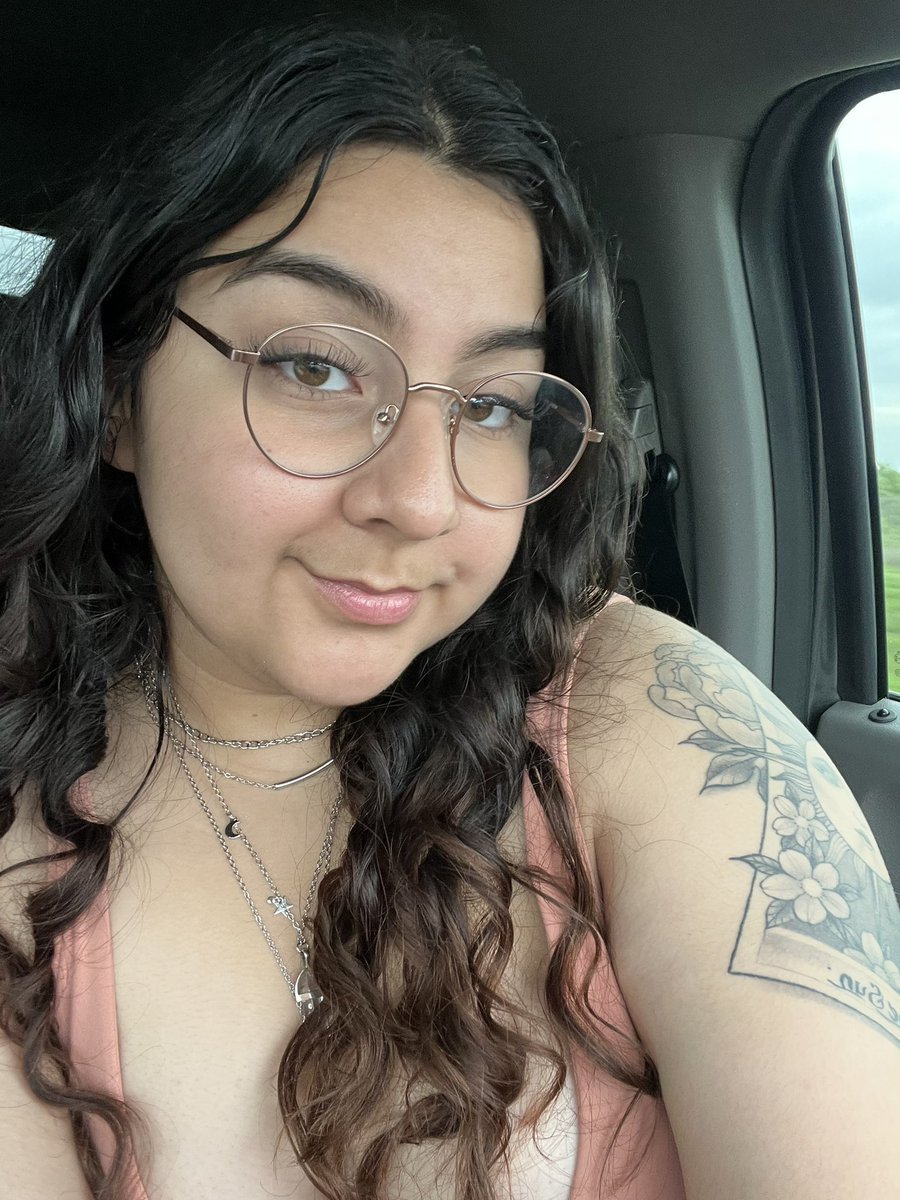 Midajahhhh's tweet image. 2 of me being 20 now 🫣