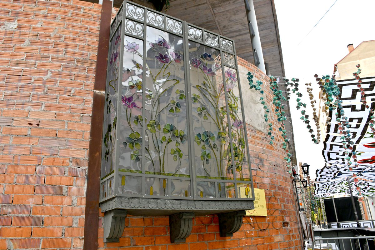 El “modernisme modest” de la <a href="/ComissioPapin/">Comissió Carrer Papin</a> i l'arquitecte santsenc Modest Feu (1870-1933) guanya el setè premi (316 punts) i un premi especial al detall artístic per la seva vidriera.

ℹ️ ja.cat/guarnimentsFMS…
