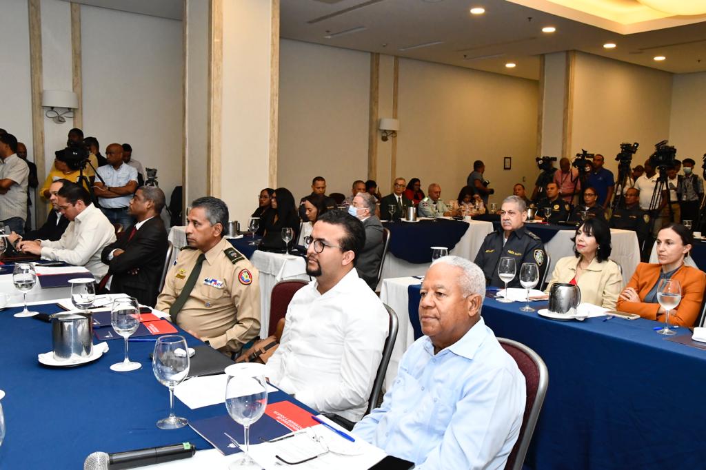 chuvasquez's tweet photo. Hoy dejamos instaladas las tres comisiones creadas para ejecutar la estrategia de reforma educativa de la @PoliciaRD, a las cuales instamos a viabilizar sin dilación las medidas de emergencia en el mejoramiento educativo  y práctico de nuestros agentes.#reformapolicial https://t.co/xigBY0KpdA