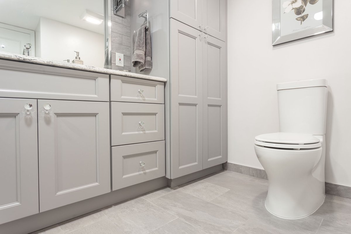 SolidRemodeling's tweet photo. Transitional Primary Bathroom in Alexandria, VA

#alexandria #arlington #bathroomflooring #showertile #cambriasummerhill #bathroomremodeling #va #bathroomsconces #bathroomrenovation #dc #chromefixtures #crystalknobs #quartzvanitytop #rectangulartiles #vanitylighting #paintedwalls https://t.co/jaRLIgWacG