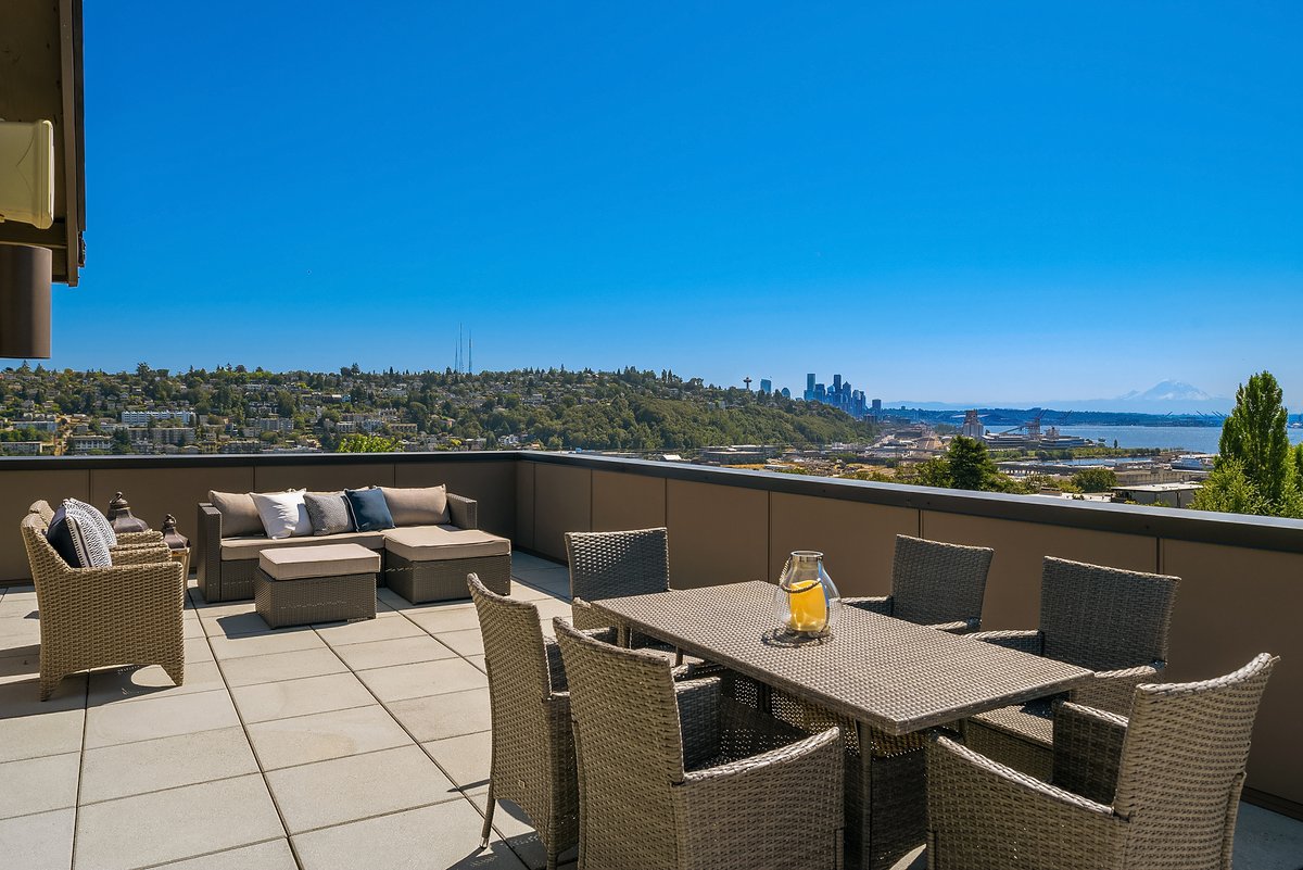 EwingandClark's tweet photo. New Magnolia Listing! 4bd / 4.75ba / 4,340 sf
#views ✅
#roofdeck ✅
#studio ✅
#cabana ✅ https://t.co/unjokoSc9M
