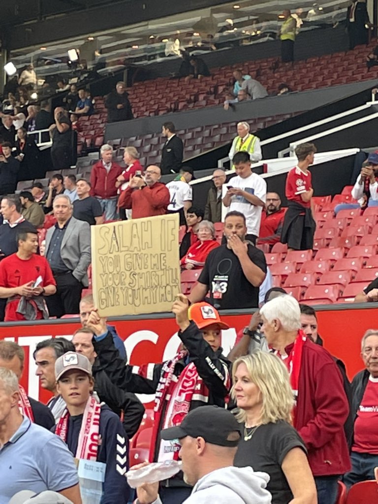 Ben_Ibson's tweet photo. 👀 #MUNLIV https://t.co/B6YLO3uAfp