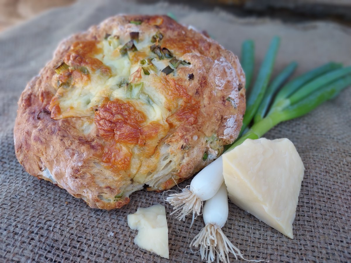 BrocklebysPies's tweet image. Handmade mature cheddar and spring onion soda bread😋.

Learn to make this delicious treat and a spelt loaf with honey in our working bakery.  Classes run on a Monday evening!

#experiencedays #breadmakingclass #breadcourse #handmadebread #sodabread