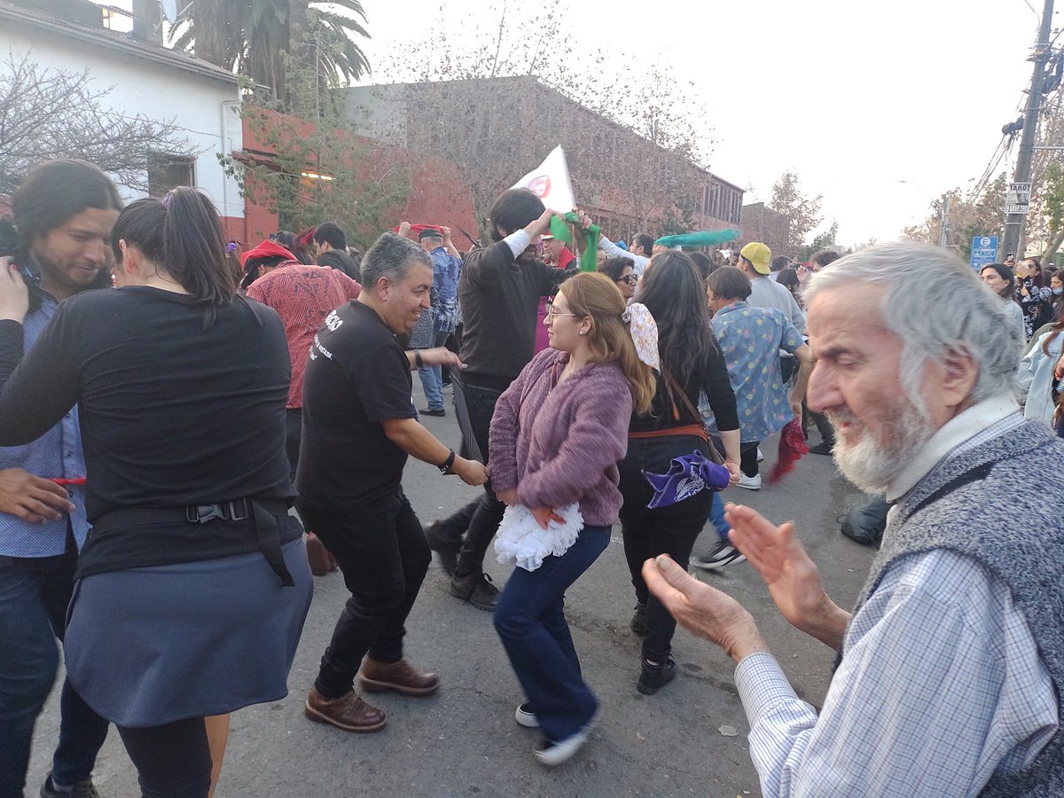 PrensaDignidad's tweet photo. #Cuecazo por el #Apruebo en el Barrio Franklin
Fotos de @ManzoGamez https://t.co/Og2eWeR3bH
