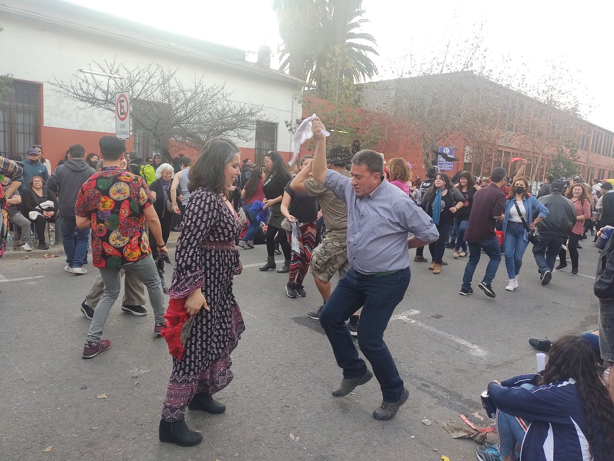 PrensaDignidad's tweet photo. #Cuecazo por el #Apruebo en el Barrio Franklin
Fotos de @ManzoGamez https://t.co/Og2eWeR3bH