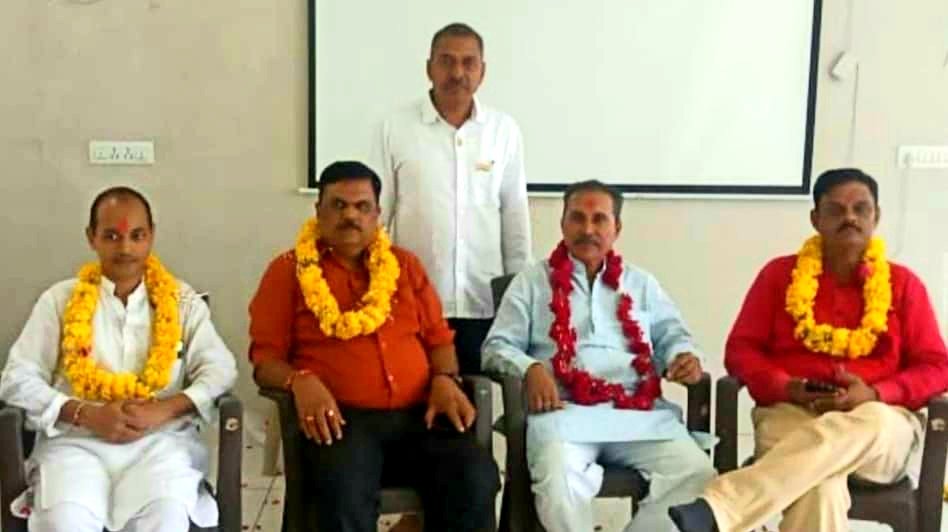 बिलकिस बानो के साथ बलात्कार कर उसकी बच्ची को क़त्ल करने वाले 11 दोषियों को रिहा करके उनको माला पहनाया जा रहा हैं भाजपा दोगली पॉलिसी अपनाते हुए दोषियों को ईनाम देती है और इंसाफ करने वालों पर ज़ुल्म करती है   ......
#bilkisbano <a href="/UPTakOfficial/">UP Tak</a> <a href="/AbpGanga/">ABP Ganga</a>