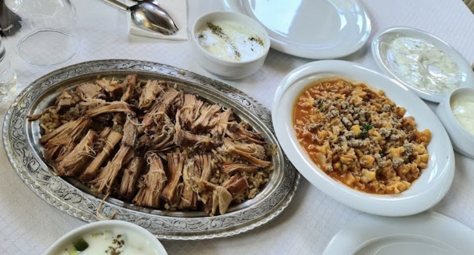 nerdeneye's tweet photo. Rotamızı Çorum’a çeviriyoruz. İskilip Dolması, Çorum Mantısı,Keşkeğiyle yöresel yemekleriyle lezzet şöleni #çorum #yemek #domatesgribi #MansurYavasGoereve #Karsiyaka #nihatsırdar #YasSartiniUnutun @nihatsirdar https://t.co/ARVMcoX6zi