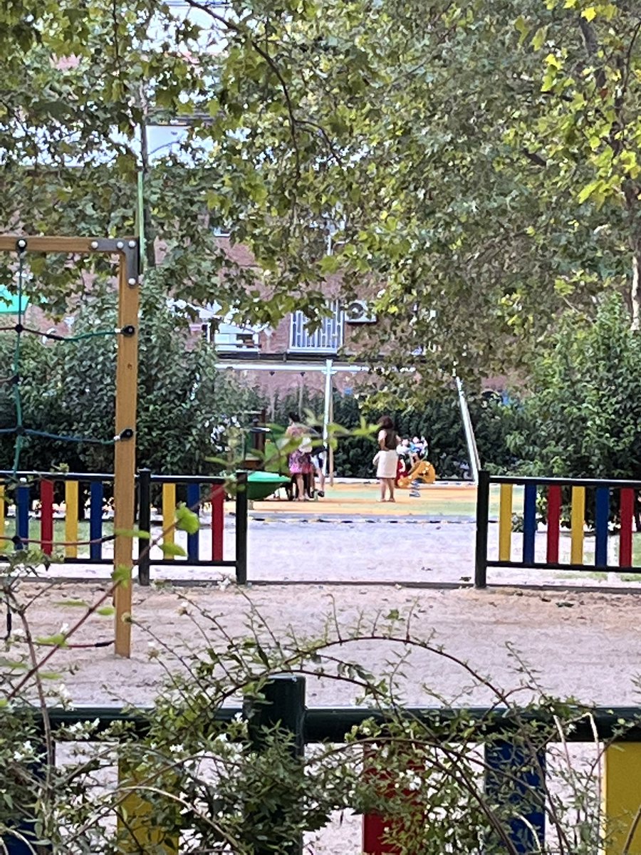 Esto es lo que pasa cuando <a href="/madrid/">Ayuntamiento Madrid</a> deja los parques a medio construir y les quita el vallado: que se meten padres y niños a jugar con sus hijos pese a no ser seguro. TERMINEN LA OBRA del parque de Fermín Caballero 88 de una santa vez, que llevan cinco meses para cuatro arreglos.
