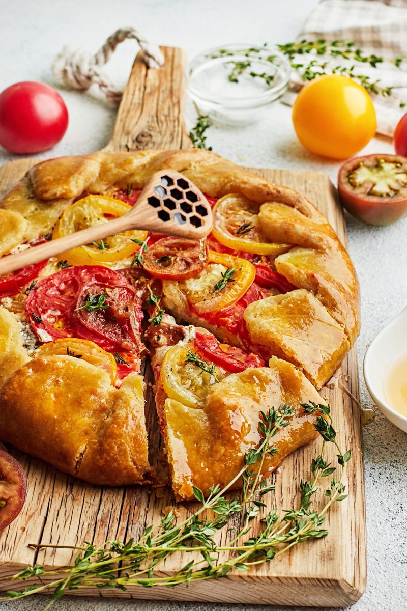 Showcase your pretty garden tomatoes in this Homemade Tomato Galette with Olive Oil and fresh Thyme🍅🌱allweeat.com/recipe/made-fr… #tomato #galette #healthy #summerrecipes #tomatorecipes #easyrecipes #pizza #brunch #lunch #dinner #vegetarian #baking