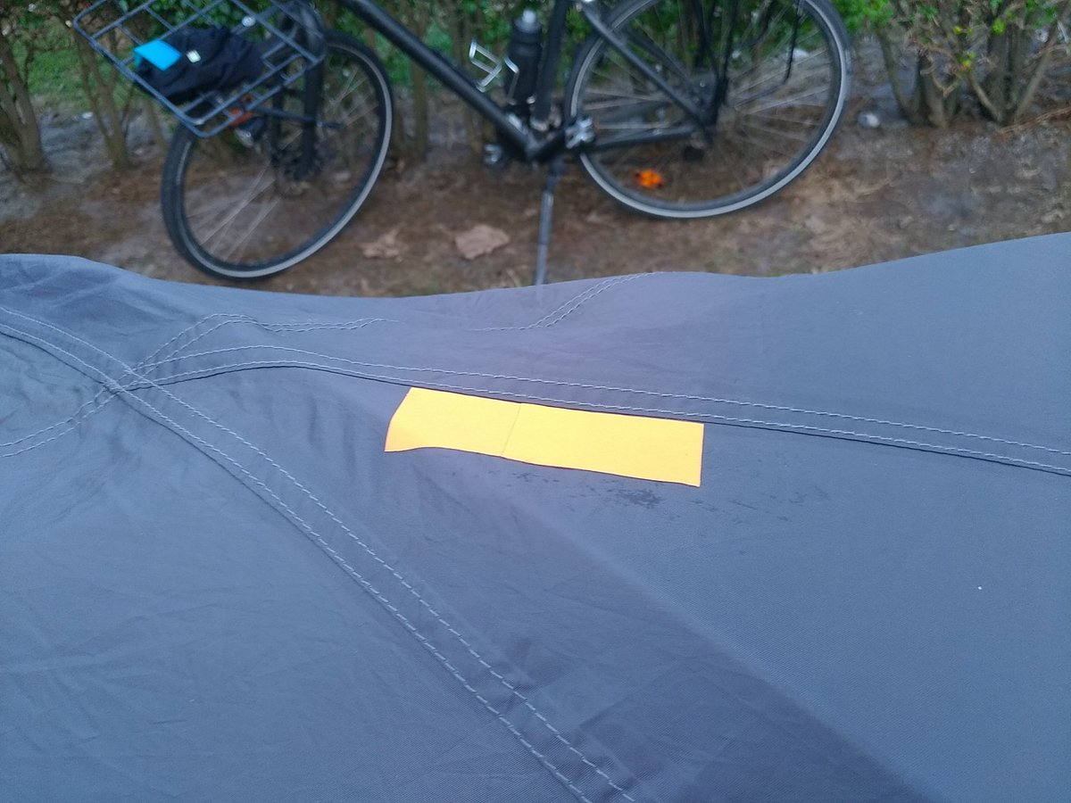 velut78's tweet photo. En #cyclocamping j'aurais préféré une crevaison mais non!
Pas merci à l'arceau de la tente ⛺ qui casse et déchire la toile de tente, heureusement une barre de réparation attendait depuis 12 ans d'utilisation dans le sac à sardines et un patch pour matelas gonflable était là ! https://t.co/LidQn7bsk4