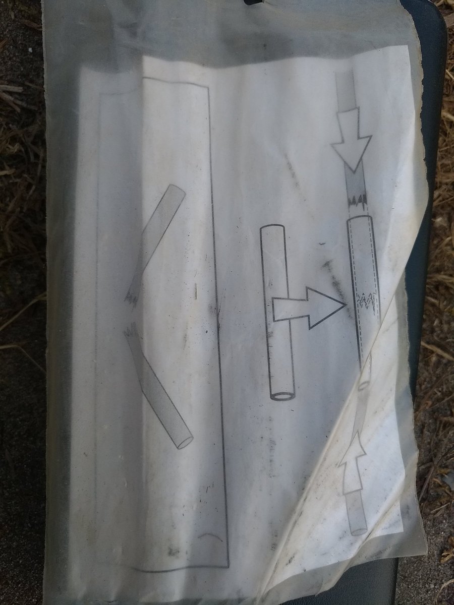 velut78's tweet photo. En #cyclocamping j'aurais préféré une crevaison mais non!
Pas merci à l'arceau de la tente ⛺ qui casse et déchire la toile de tente, heureusement une barre de réparation attendait depuis 12 ans d'utilisation dans le sac à sardines et un patch pour matelas gonflable était là ! https://t.co/LidQn7bsk4