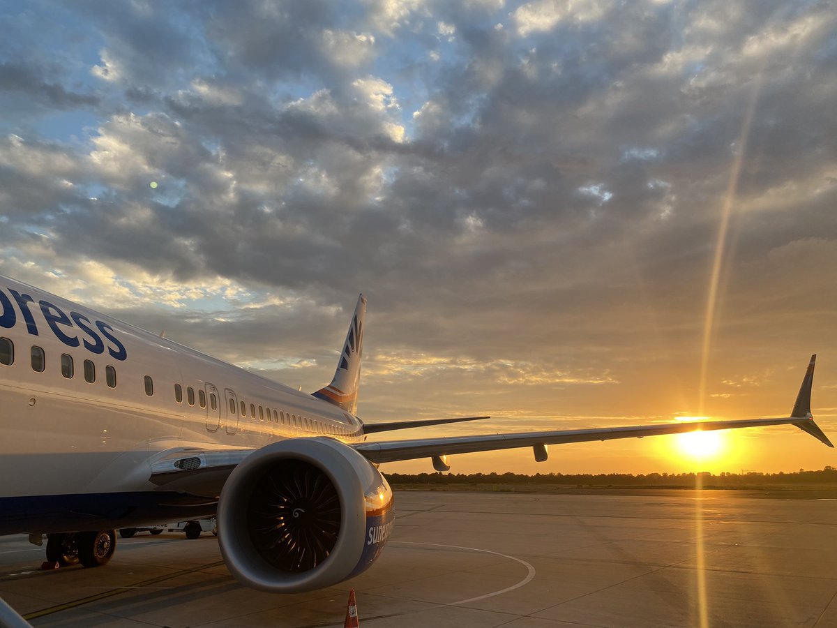 mehmetcomak's tweet photo. Evening in #DUS #sunexpress #boeing #B737 https://t.co/uSulQOeHzZ