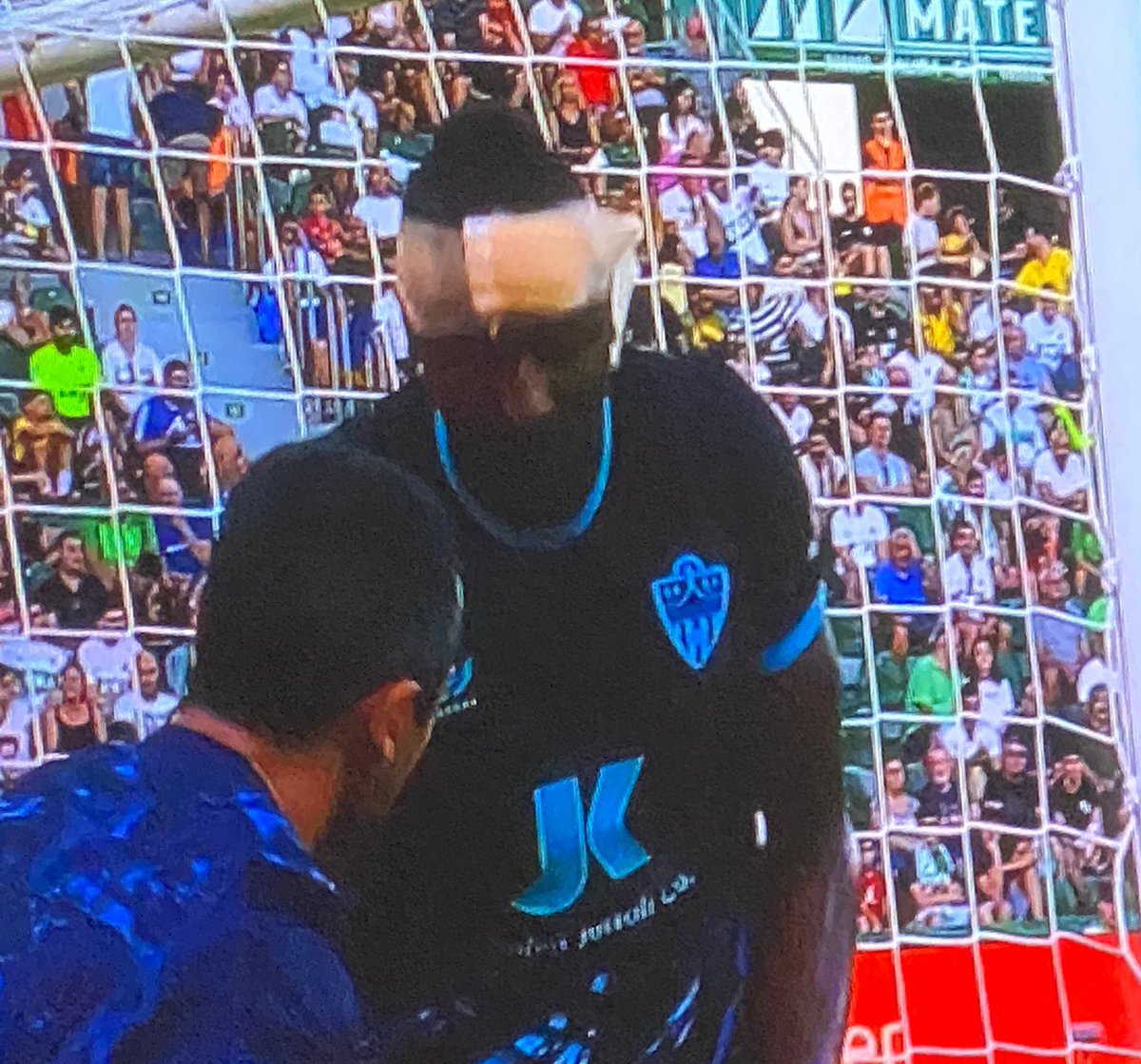 UDAlmeriaa's tweet photo. Lo de esta persona es surrealista es que en todos los partidos le pasa algo 🤣🤣 https://t.co/xm9Cachjv3