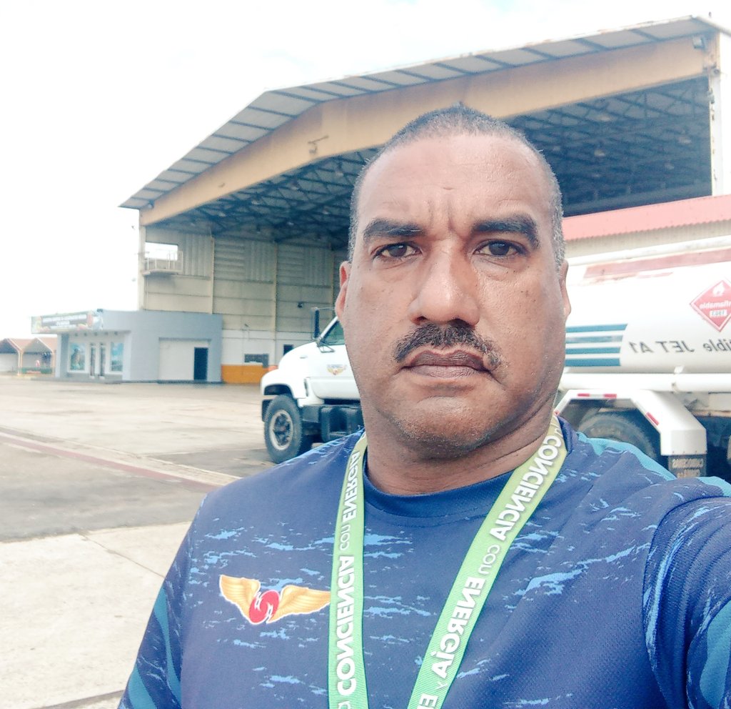 telgonzaa's tweet photo. Oficialmente hoy arribando al quinto piso. 50 años. Gracias a Dios 🙏 https://t.co/Eo1voUDOSA