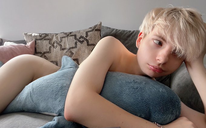 Hump me or I&rsquo;ll hump the bl&aring;haj 😤 https://t.co/zKK50HDgj6