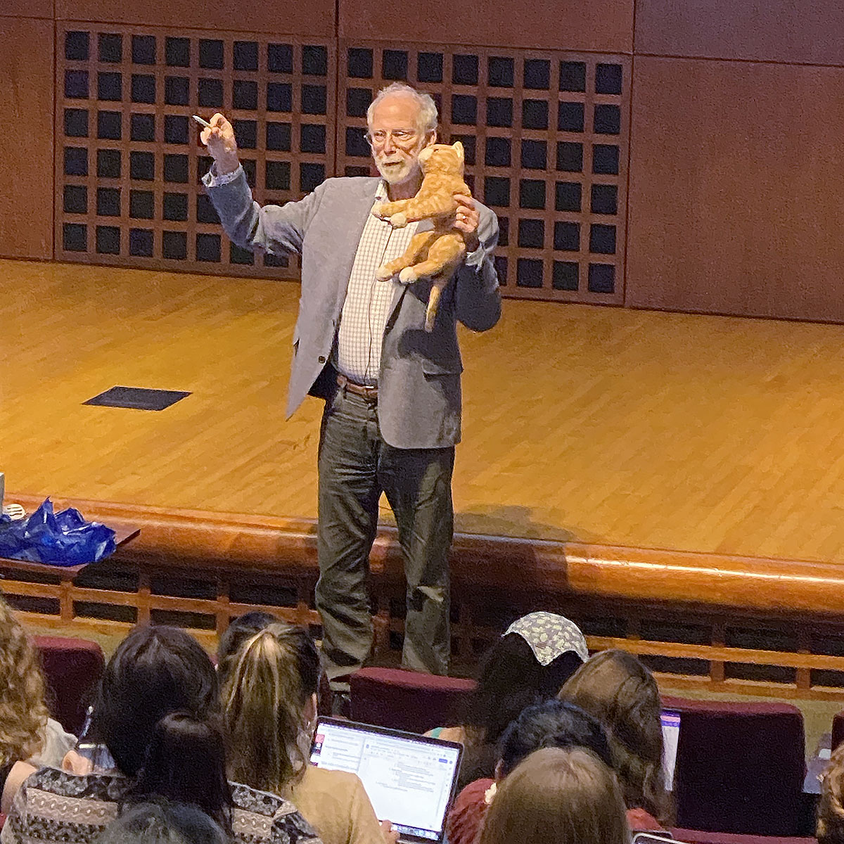 CornellCHE's tweet photo. From class demonstrations with a stuffed animal in Gary Evans's "Introduction to Environmental Psychology" course to great conversations happening all over the Commons, it's a purr-fect first day of classes @CornellCHE! Welcome back students! 🐱📚✏️#iamhumec https://t.co/uQXumSJCaK