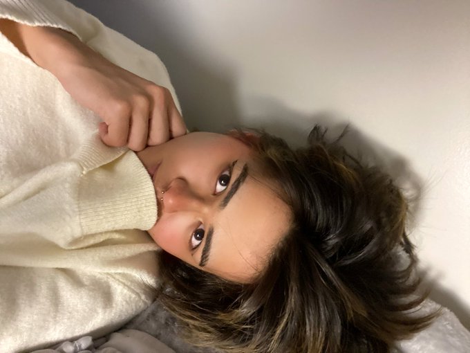 Well I WAS going to get up soon...but I feel really sleepy and cuddly today 😄🌸 https://t.co/QUg61B9A<a href="/tag/femboy"class="tags"><span>#femboy</span></a>