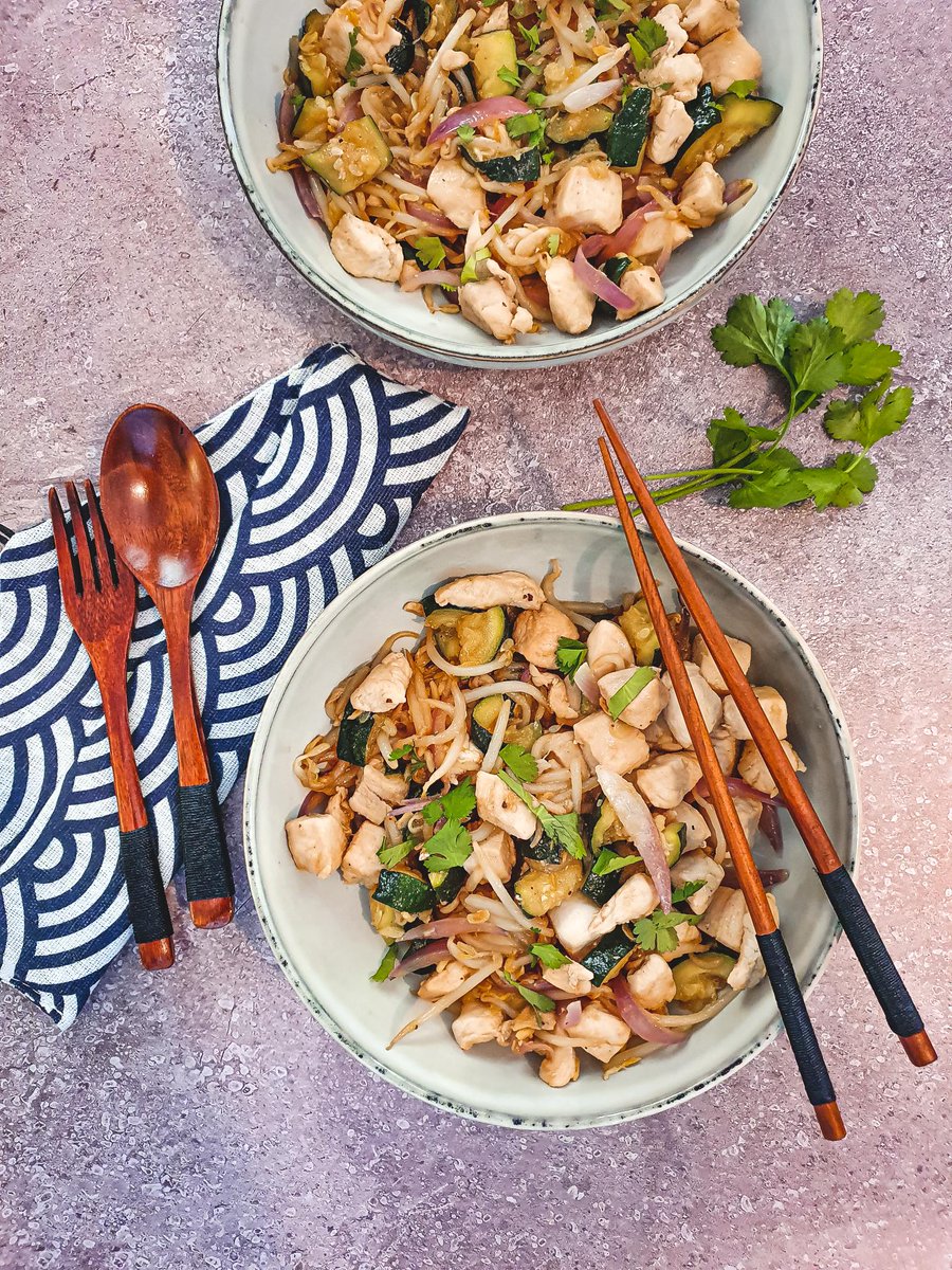 Je vous fais voyager avec ce sauté de poulet aux courgettes et germes de soja. C’est un vrai régal tout simple, pour un #déjeuner ou un #dîner complet !
gourmicom.fr/recette-saute-… #recette #cuisine #sansgluten #blog