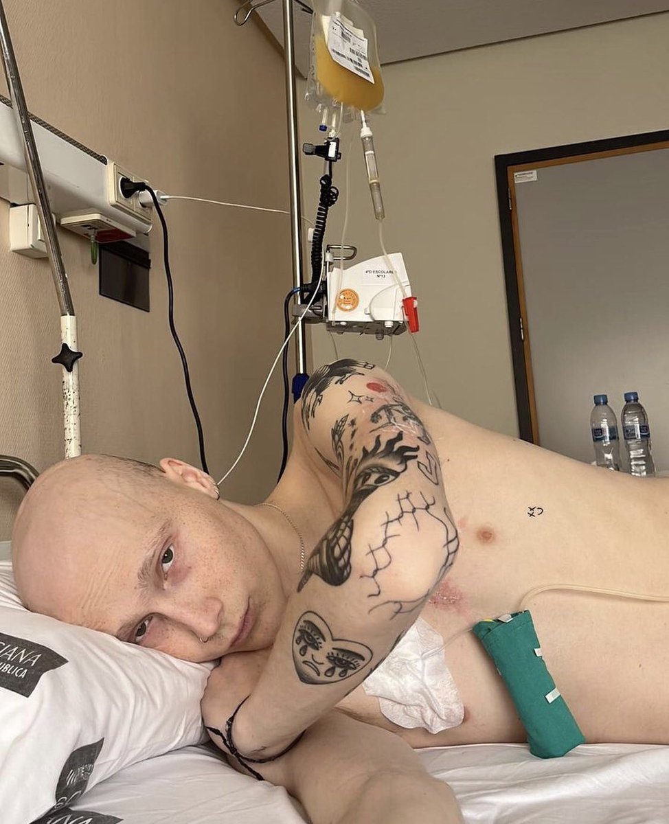 charlie el único tiktoker que siempre dejó en claro que no hay motivo por el cual no sonreír, no quiero ni imaginarme cómo está su familia y novia, espero que su legado perdure siempre y logre encontrar la paz, voy a extrañar sus videos 💗