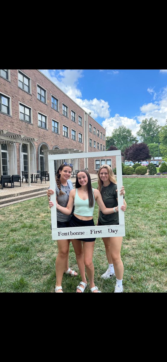 fbuwsoccer's tweet photo. First day of school🤩💜
#UpTheGriffs https://t.co/lVLuyCr4NV