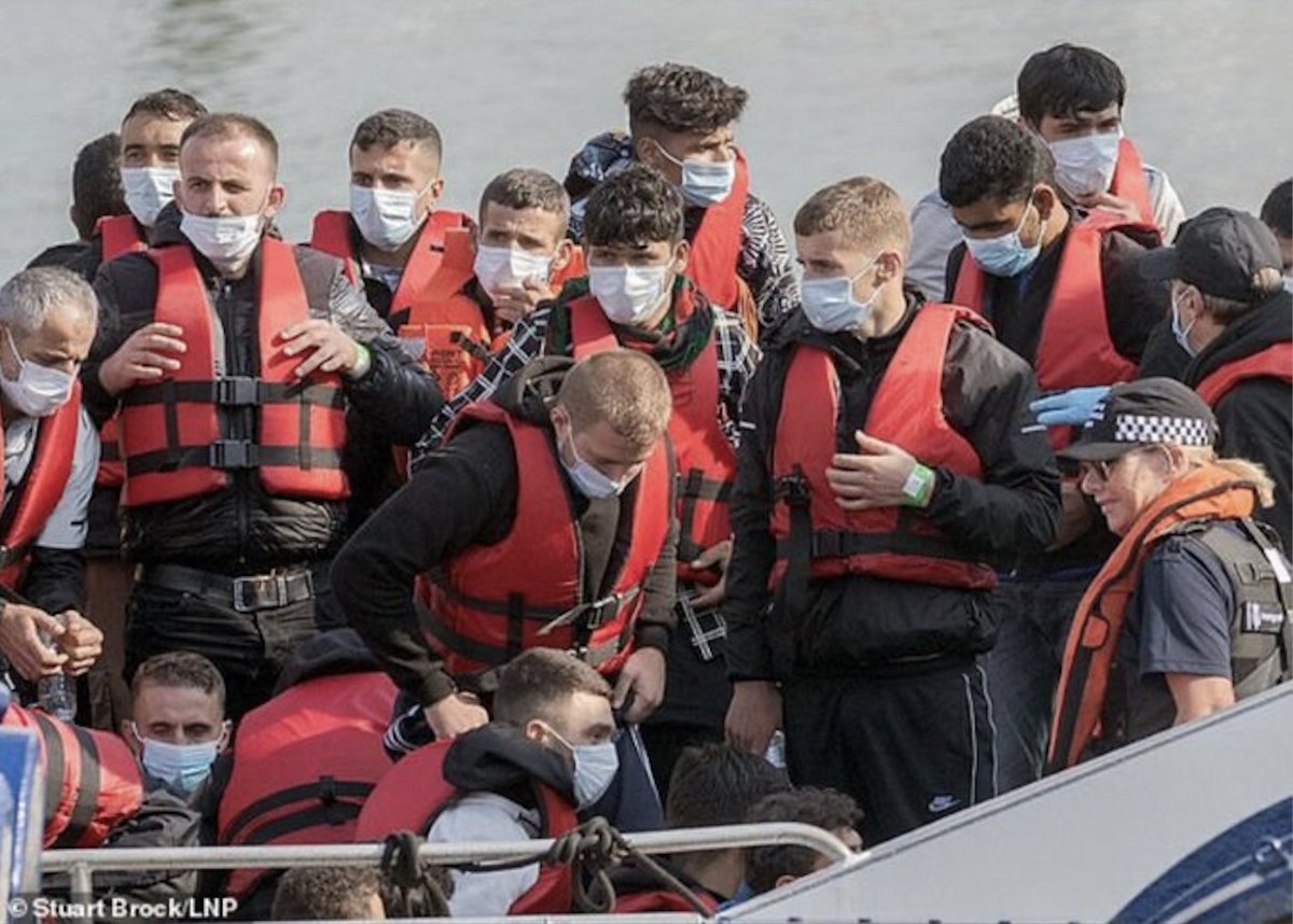 davidkurten's tweet photo. These are soldiers, not refugees. https://t.co/tIDMQYztfL