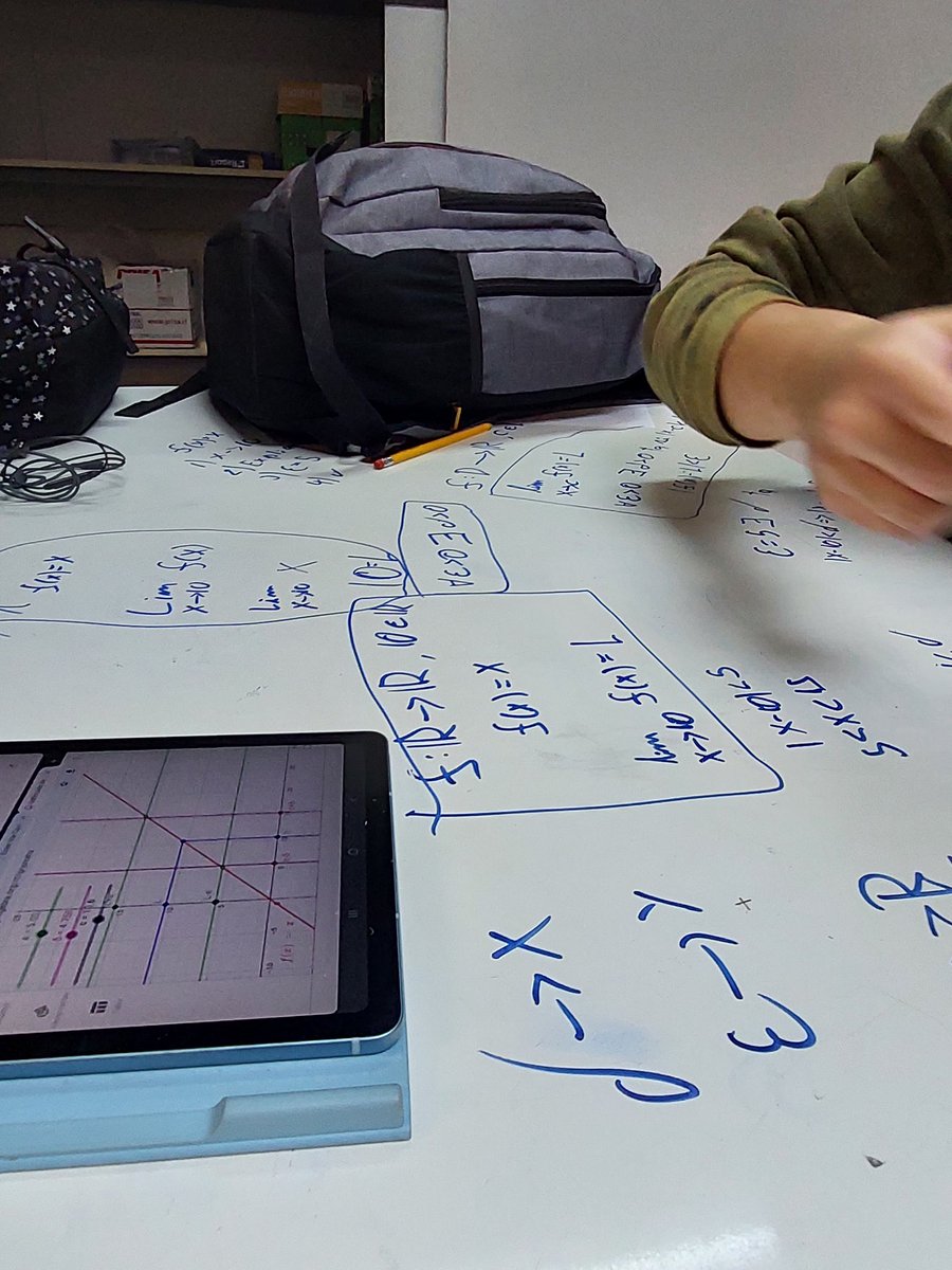 ljimenez83's tweet photo. Hoy usé por primera vez el Laboratorio de Matemáticas que tenemos desde este semestre en el Departamento de Matemáticas @matelaspalmeras @CienciasUChile 🥳 Está increíble, y a mis estudiantes futur@s profesor@s les encantó #labmat #matematicas #calculo #geogebra #experimentacion https://t.co/m2qUPJ1tnl