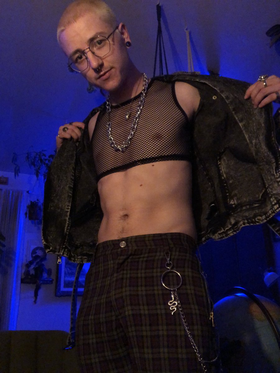 _WyattKarl_'s tweet photo. Shaved my head and went blonde cus I felt like I wanted to look like an asshole I guess? https://t.co/BANFBvlUjn