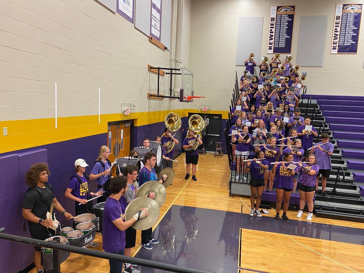 HickmanHSBand's tweet photo. HHS Jump Start Day 2022!!
Welcome Kewpie Class 2026!
Coach Alvis rocking the tenor drums. #wearehickman #jumpstartday @KewpAthletics @KewpieMedia @HickmanHS https://t.co/KQeSHFlAad